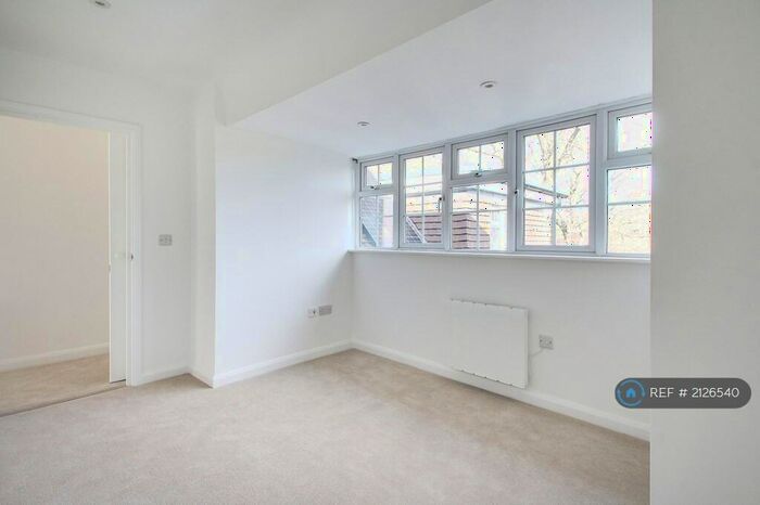 1 Bedroom Flat To Rent In Parrock Road, Gravesend, DA12