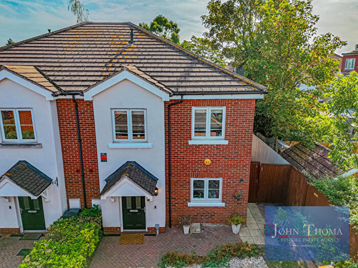 4 Bedroom Semi Detached House For Sale In Lindale Close, Gants Hill, Ilford, Redbridge, IG4