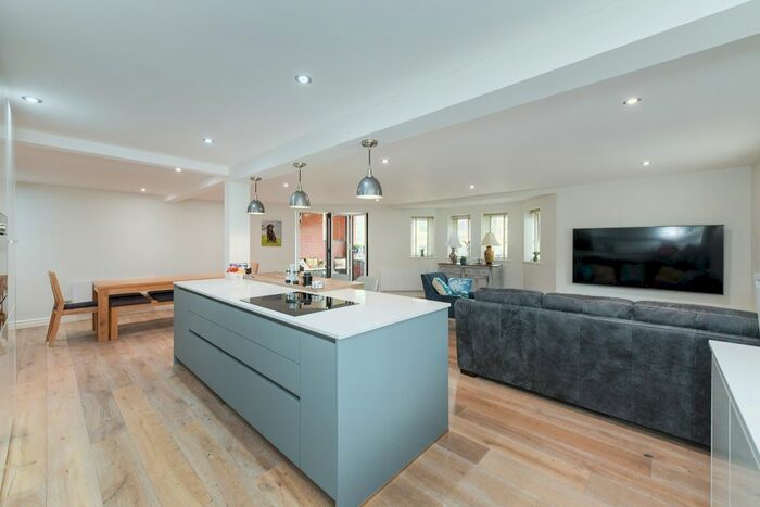 2 Bedroom Flat To Rent In Hamilton Drive, The Park, Nottingham, NG7