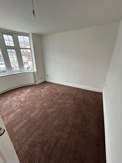 5 Bedroom Semi-Detached House To Rent In Selbourne Road, Luton, LU4