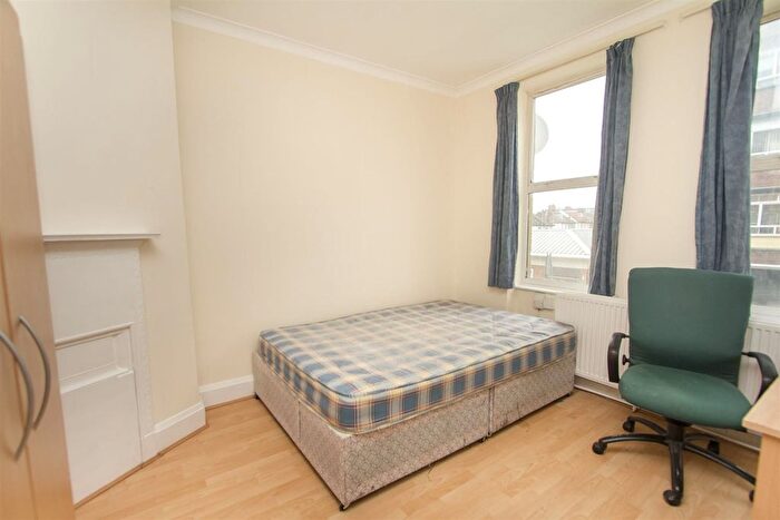 3 Bedroom Flat To Rent In Finchley Lane, Hendon, London, NW4