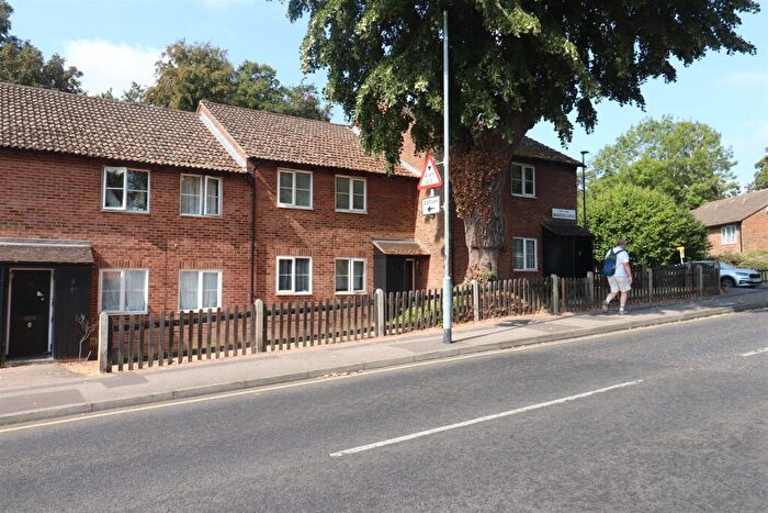 2 Bedroom Maisonette For Sale In Badgers Copse, Orpington, BR6