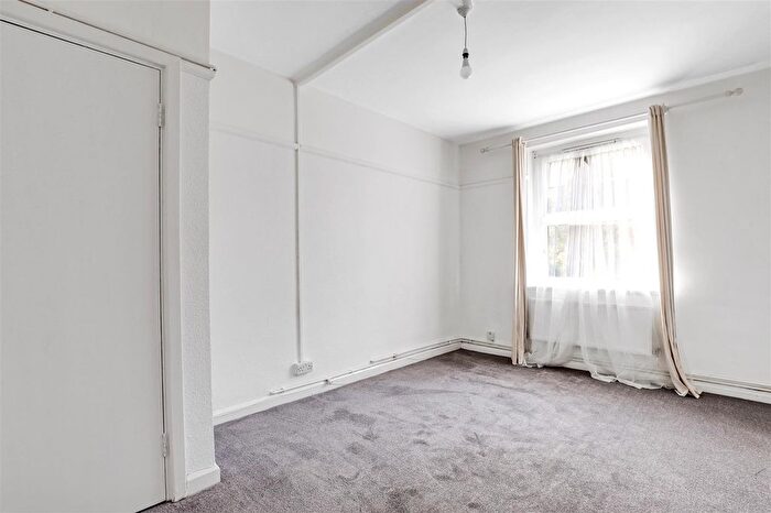 3 Bedroom Flat For Sale In Heathfield Gardens, Croydon, CR0