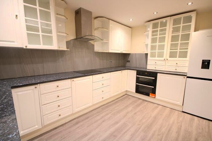 3 Bedroom Flat To Rent In Edgwarebury Lane, Edgware, Middlesex, HA8