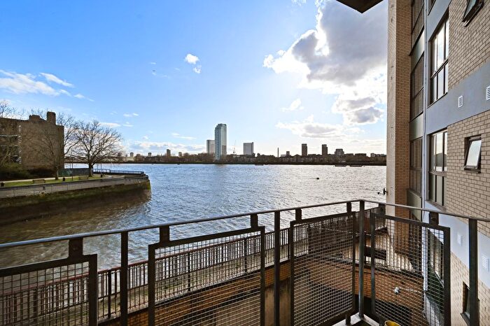2 Bedroom Flat For Sale In Riverview Court, Old Bellgate Place, Canary Wharf, E14