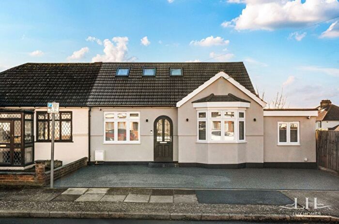 4 Bedroom Bungalow For Sale In Victor Gardens, Hornchurch, RM12