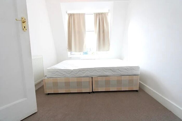 3 Bedroom Flat To Rent In Leigham Avenue, London, SW16