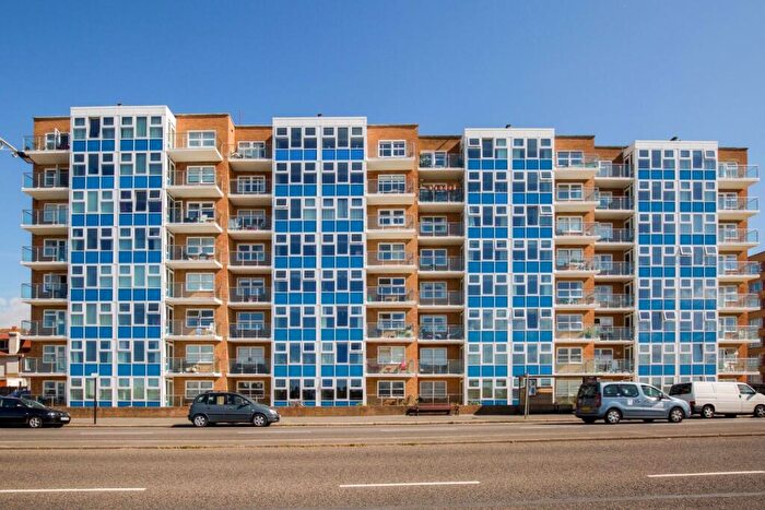 3 Bedroom Apartment To Rent In Kingsway Hove, BN3