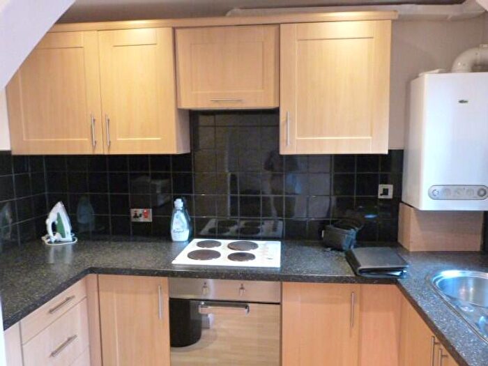 2 Bedroom Flat To Rent In Delph Court, Woodhouse, Leeds, LS6