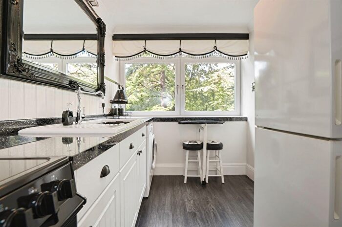 1 Bedroom Flat For Sale In Bassett Avenue, Southampton, SO16