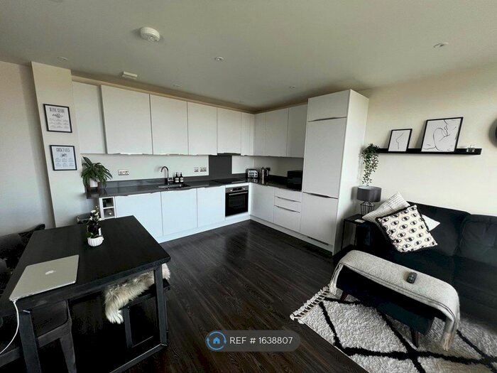 2 Bedroom Flat To Rent In High Street, Feltham, TW13