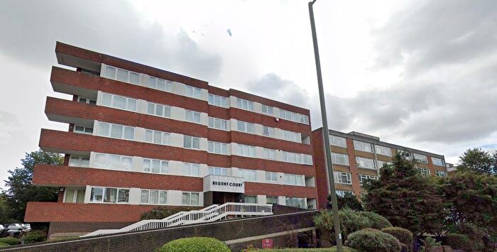 Studio To Rent In Ballards Lane, London, N3