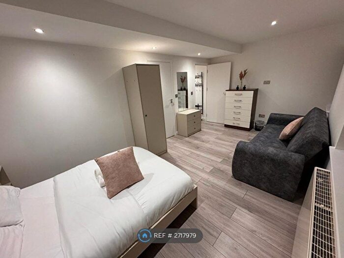 2 Bedroom Flat To Rent In Wimbledon, London, SW19