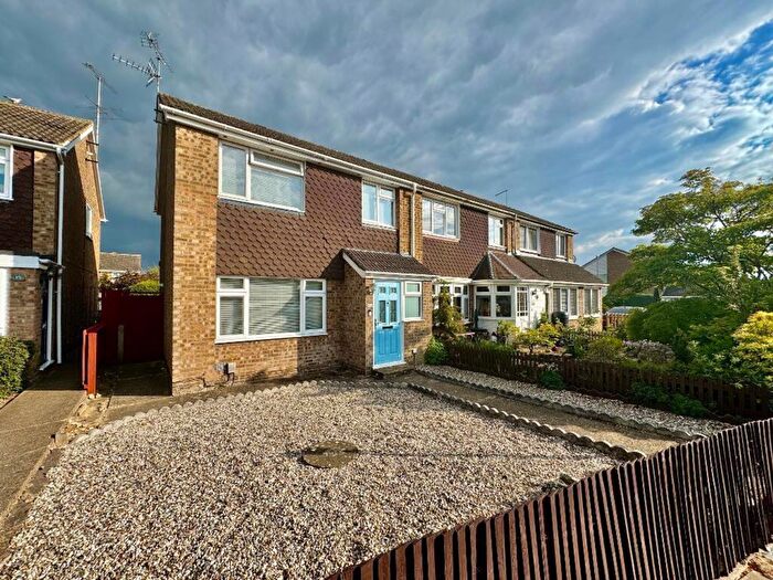 3 Bedroom Terraced House For Sale In Ilford Close, Luton, LU2