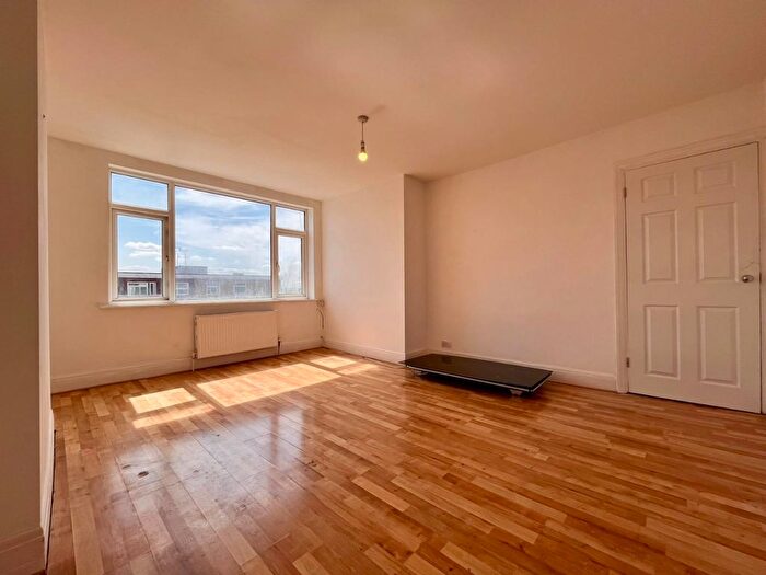 2 Bedroom Flat For Sale In London Road, Leigh-On-Sea, Essex, SS9