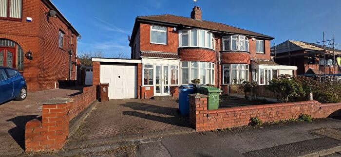 3 Bedroom Semi-Detached House To Rent In Broadway, Chadderton, Oldham, OL9