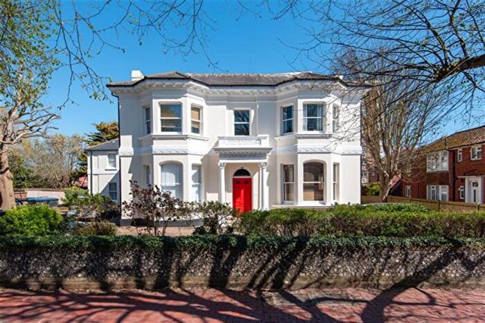 1 Bedroom Flat For Sale In Charnwood Court, Farncombe Road, Worthing, BN11