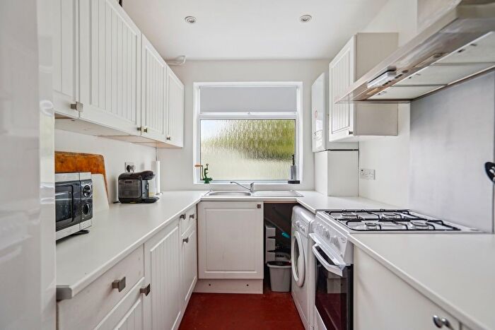 1 Bedroom Flat For Sale In Pinewood Green, Iver, SL0