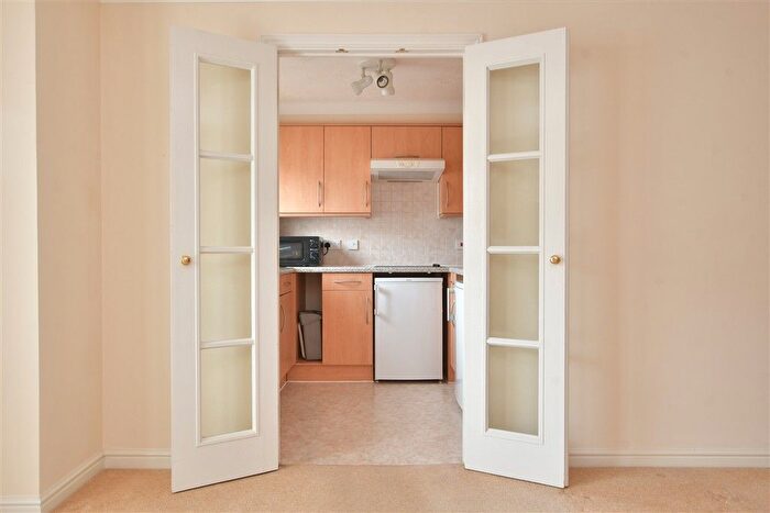 2 Bedroom Flat For Sale In Queen Street, Ramsgate, Kent, CT11