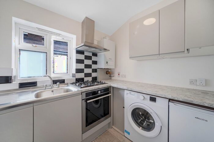 1 Bedroom Flat To Rent In Underhill Road, East Dulwich, London, SE22