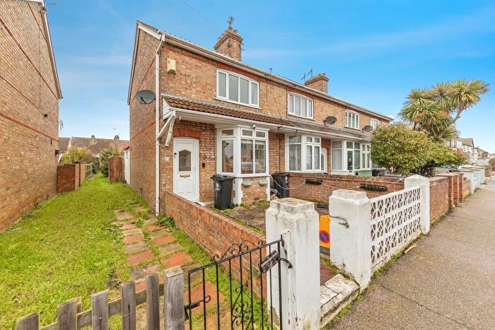 2 Bedroom End Of Terrace House For Sale In Carrs Road, Clacton-On-Sea, CO15