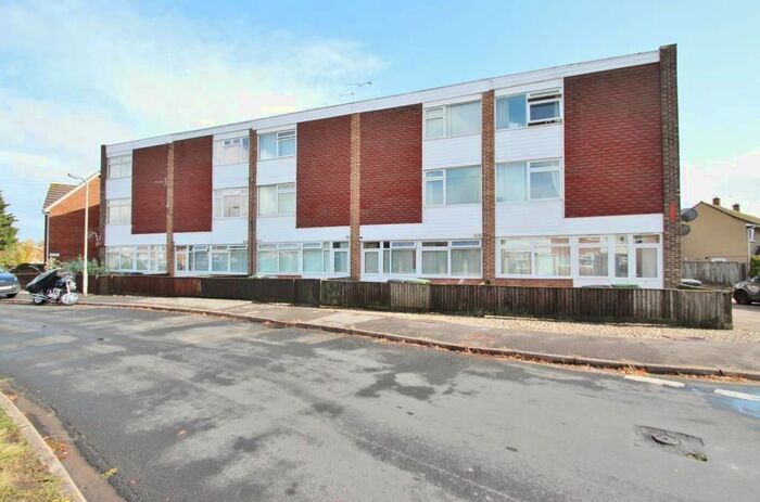 2 Bedroom Flat To Rent In Parsons Mead, Abingdon, OX14