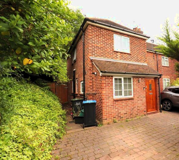 3 Bedroom Semi-Detached House To Rent In Rowtown, Addlestone, Surrey, KT15