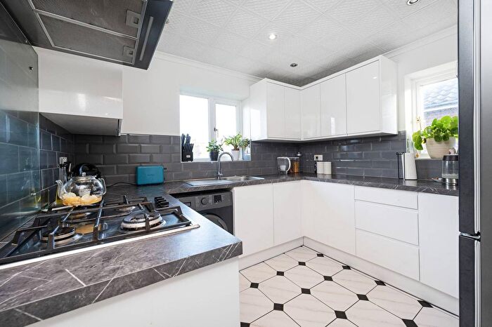 2 Bedroom Maisonette For Sale In Roman Road, Muswell Hill, London, N10