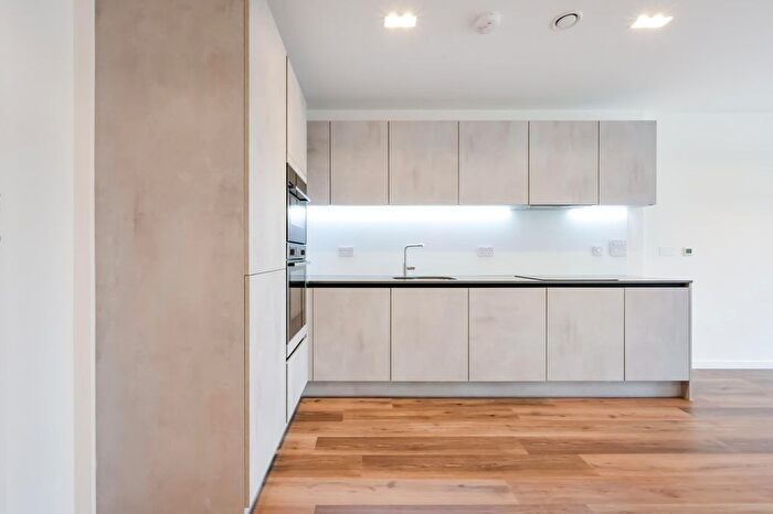 1 Bedroom Flat To Rent In Murchison Gardens, London, W10