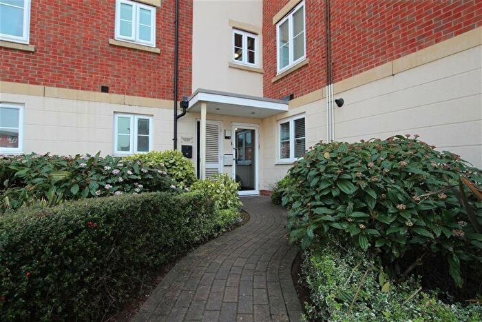 2 Bedroom Flat To Rent In Dixon Close, Redditch, B97