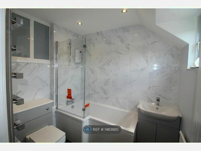 3 Bedroom Maisonette To Rent In The Hall Walk, Berkhamsted, HP4