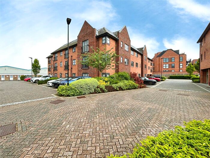 1 Bedroom Apartment For Sale In Carter Court, Hook, Hampshire, RG27