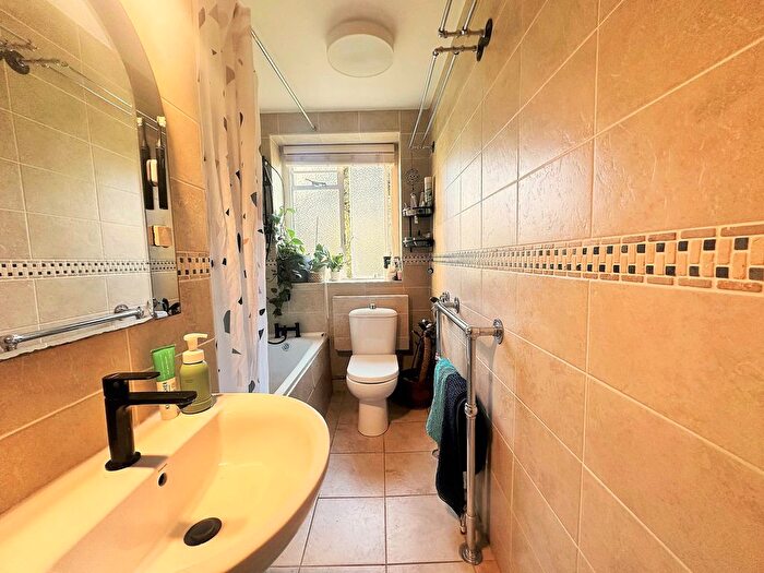 2 Bedroom Flat For Sale In Furze Hil, Hove, BN3