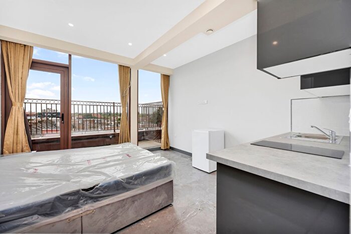 Studio To Rent In Cranbrook Road, Ilford, IG1