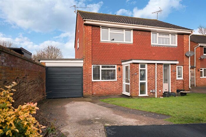 2 Bedroom Semi Detached House For Sale In Barnsnap Close, Horsham, RH12