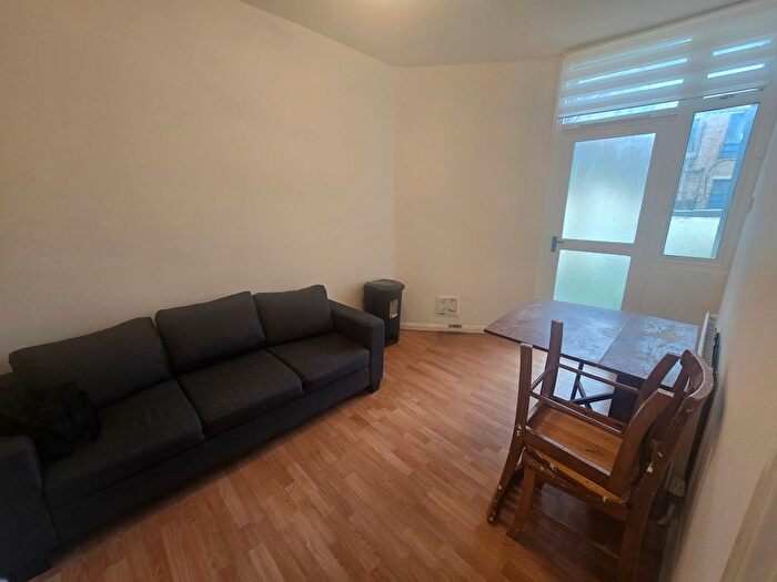 3 Bedroom Flat To Rent In Bow Road, London, E3