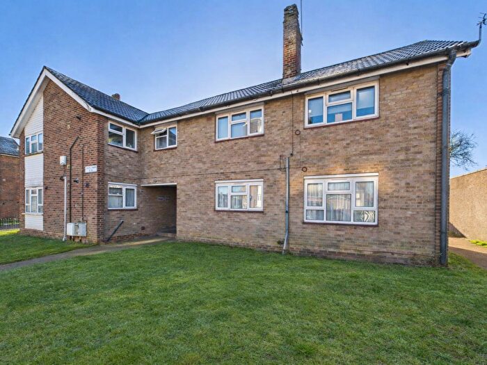 1 Bedroom Maisonette For Sale In Chertsey Crescent, New Addington, CR0