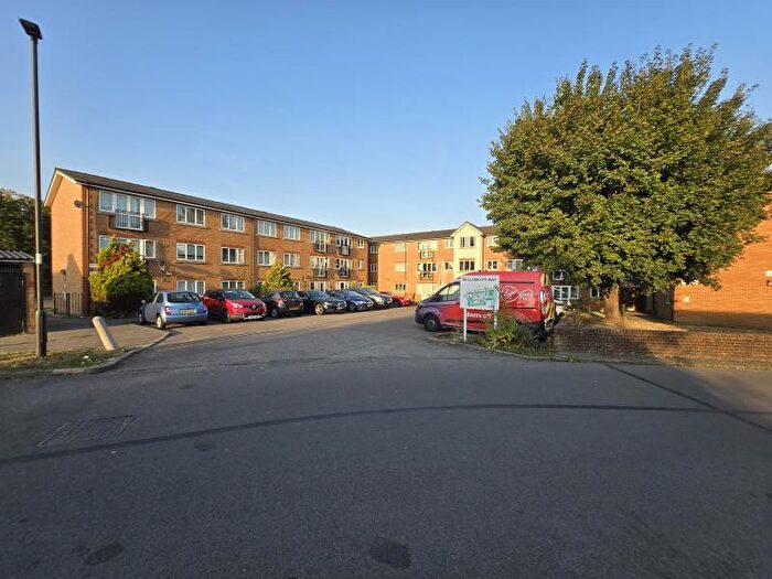 1 Bedroom Flat To Rent In Bullsmoor Way, Waltham Cross, EN8