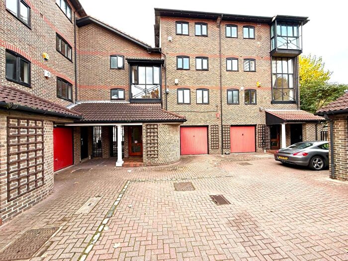 2 Bedroom Flat To Rent In Bridge House Quay, Canary Wharf, London, E14