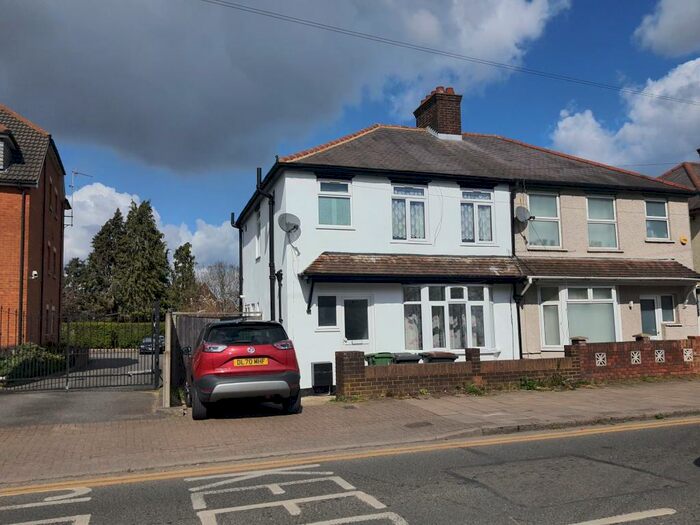 3 Bedroom House To Rent In High Street, Luton, LU4