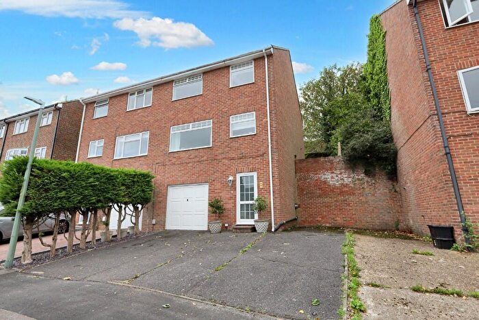 3 Bedroom Semi-Detached House For Sale In New Barn Close, BN41
