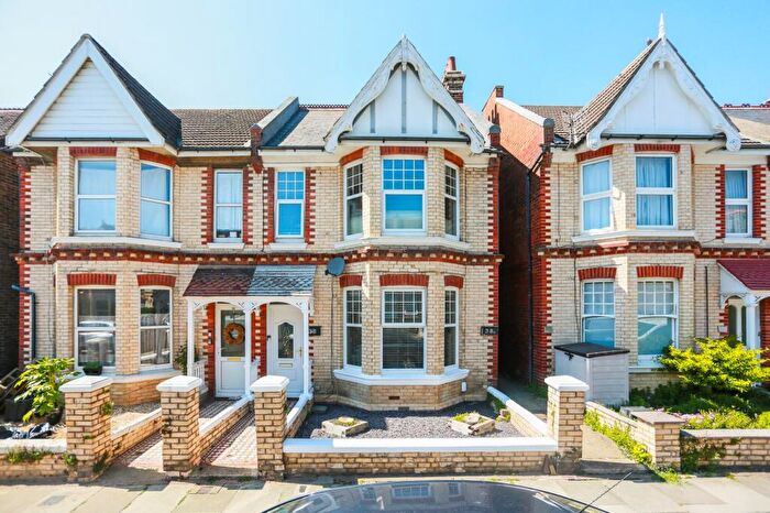 2 Bedroom Flat For Sale In Worcester Villas, Hove, BN3