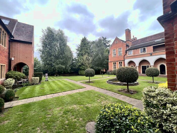 4 Bedroom Town House To Rent In Woking, GU22