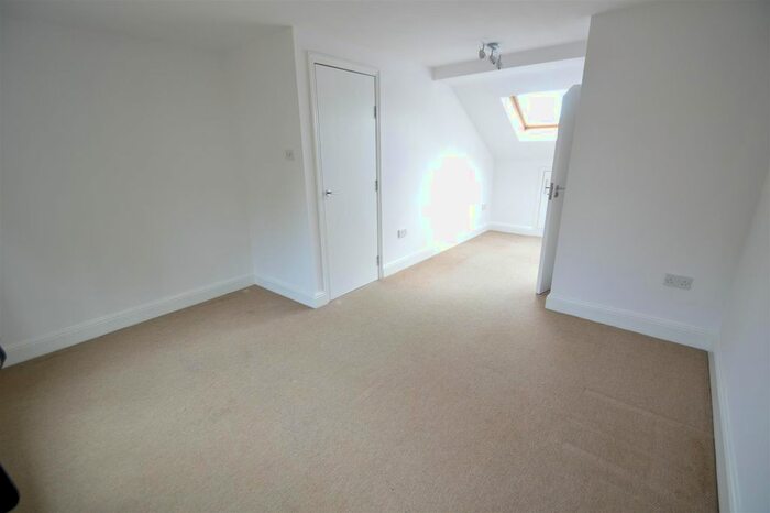 4 Bedroom Semi-Detached House To Rent In Nineacres Way, Coulsdon, CR5