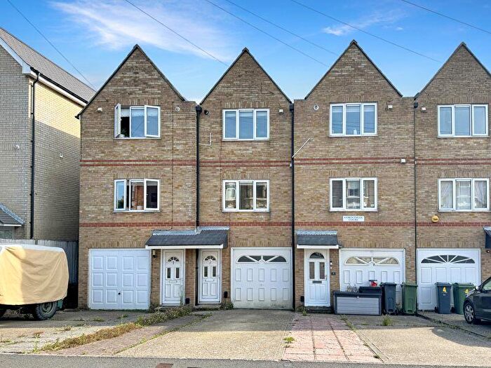 3 Bedroom Terraced House To Rent In Westhill Road, PO31