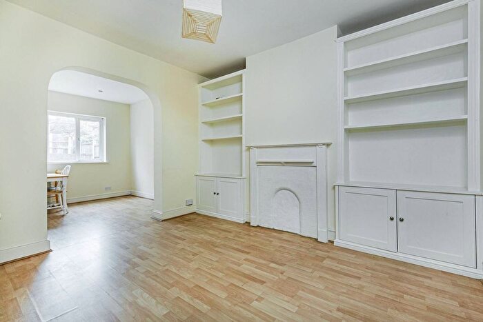 3 Bedroom Flat To Rent In Links Road, Tooting, London, SW17