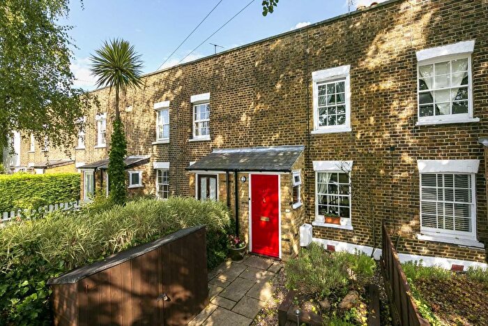 2 Bedroom Property To Rent In Blackmores Grove, Teddington, TW11