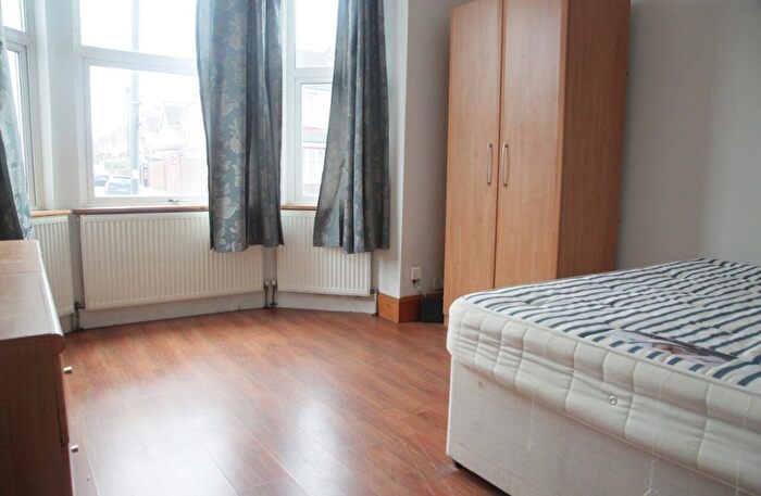 3 Bedroom Flat To Rent In Tooting Bec Road, London, SW17