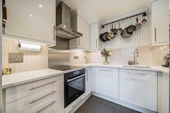 2 Bedroom Flat For Sale In Mare Street, London Fields, E8 - Photo 3