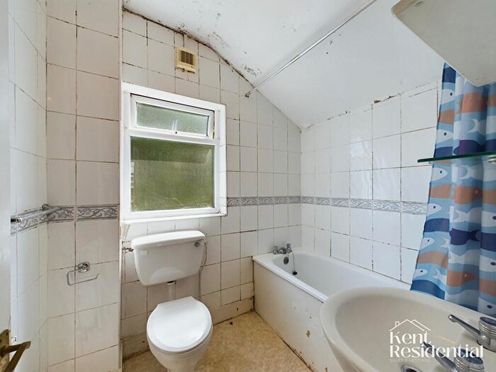 2 Bedroom Detached House For Sale In Gordon Road, Rochester, ME2